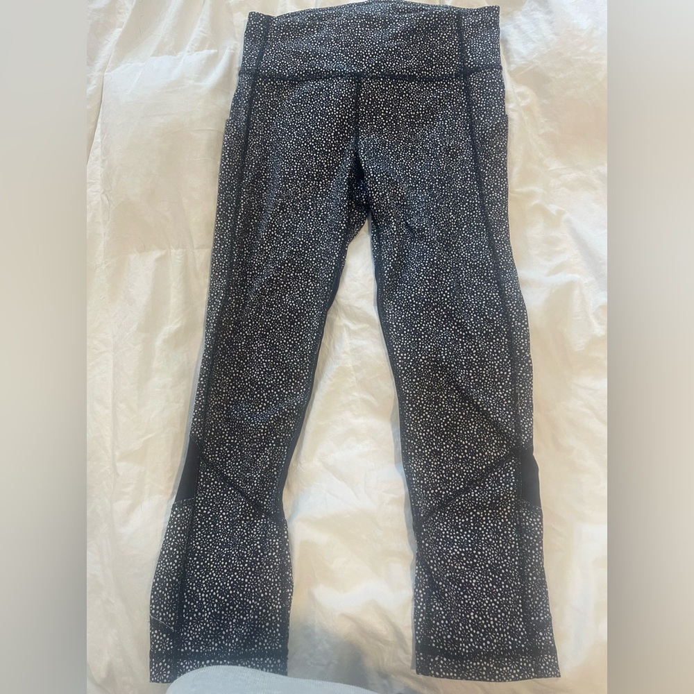 Lululemon yoga pants with side pockets and back pocket